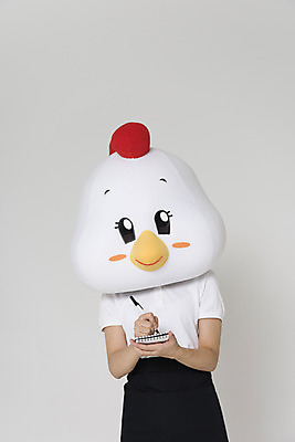 포토 JPG 스튜디오촬영 여자 새해 실내 한명 상반신 앞모습 30대 기록 닭띠 닭 종업원 닭캐릭터 주문 닭머리 동물탈 인형탈 성인여자한명만 정유년 국내포토 직업 1 뷰포인트 동물캐릭터 조류 사람 내부 장년 십이지신 탈 여자한명만 성인여자만 파일형식 2017년