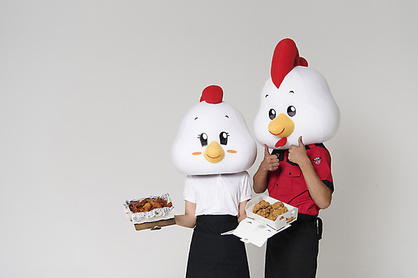 포토 JPG 스튜디오촬영 여자 남자 새해 실내 들기 상반신 두명 앞모습 30대 치킨 닭띠 닭 최고 종업원 닭캐릭터 닭머리 동물탈 인형탈 성인만 정유년 국내포토 직업 뷰포인트 동물캐릭터 모션 조류 사람 내부 장년 십이지신 탈 닭고기요리 파일형식 2017년