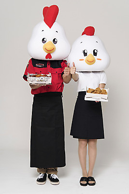 포토 JPG 스튜디오촬영 전신 여자 남자 새해 실내 들기 두명 앞모습 30대 치킨 닭띠 닭 최고 종업원 닭캐릭터 닭머리 동물탈 인형탈 성인만 정유년 국내포토 직업 뷰포인트 동물캐릭터 모션 조류 사람 내부 장년 십이지신 탈 닭고기요리 파일형식 2017년