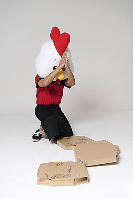 포토 JPG 스튜디오촬영 전신 남자 새해 피자 실내 한명 앞모습 30대 닭띠 닭 무릎꿇기 종업원 닭캐릭터 닭머리 동물탈 미안 인형탈 성인남자한명만 정유년 국내포토 직업 1 뷰포인트 동물캐릭터 모션 조류 패스트푸드 서양음식 사람 내부 장년 십이지신 사죄 탈 남자한명만 성인남자만 파일형식 2017년