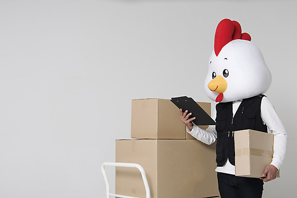 포토 JPG 스튜디오촬영 남자 새해 실내 한명 상반신 옆모습 30대 상자 닭띠 닭 택배기사 배달원 택배 파일 닭캐릭터 닭머리 동물탈 인형탈 성인남자한명만 정유년 국내포토 직업 1 뷰포인트 동물캐릭터 조류 사람 내부 장년 운송업 십이지신 탈 남자한명만 성인남자만 파일형식 2017년