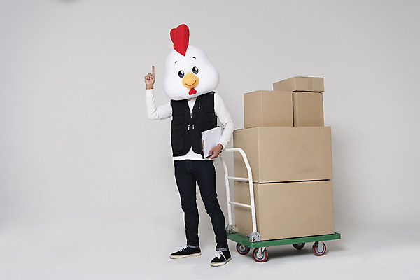 포토 JPG 스튜디오촬영 전신 남자 새해 실내 한명 앞모습 30대 상자 수레 닭띠 닭 택배기사 배달원 택배 파일 닭캐릭터 닭머리 동물탈 인형탈 성인남자한명만 정유년 국내포토 직업 1 뷰포인트 동물캐릭터 조류 사람 내부 장년 카트 운송업 십이지신 탈 남자한명만 성인남자만 파일형식 2017년