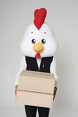 포토 JPG 스튜디오촬영 남자 새해 실내 한명 상반신 앞모습 30대 상자 닭띠 닭 택배기사 배달원 택배 주기 닭캐릭터 닭머리 동물탈 인형탈 성인남자한명만 정유년 국내포토 직업 1 뷰포인트 동물캐릭터 모션 조류 사람 내부 장년 운송업 십이지신 탈 남자한명만 성인남자만 파일형식 2017년