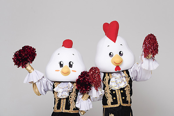 포토 JPG 스튜디오촬영 여자 남자 응원 새해 실내 서기 상반신 두명 앞모습 30대 파이팅 닭띠 닭 닭캐릭터 치어리더 응원복 응원단 응원수술 닭머리 동물탈 응원단장 인형탈 성인만 정유년 국내포토 옷 뷰포인트 동물캐릭터 모션 조류 사람 내부 장년 응원용품 십이지신 탈 파일형식 2017년