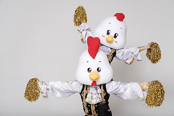 포토 JPG 스튜디오촬영 여자 남자 응원 새해 실내 서기 상반신 두명 앞모습 30대 파이팅 닭띠 닭 닭캐릭터 치어리더 응원복 응원단 응원수술 닭머리 동물탈 응원단장 인형탈 성인만 정유년 국내포토 옷 뷰포인트 동물캐릭터 모션 조류 사람 내부 장년 응원용품 십이지신 탈 파일형식 2017년