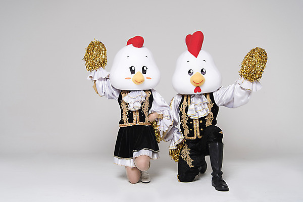 포토 JPG 스튜디오촬영 전신 여자 남자 응원 새해 실내 두명 앞모습 30대 파이팅 닭띠 닭 무릎꿇기 닭캐릭터 치어리더 응원복 응원단 응원수술 닭머리 동물탈 응원단장 인형탈 성인만 정유년 국내포토 옷 뷰포인트 동물캐릭터 모션 조류 사람 내부 장년 응원용품 십이지신 탈 파일형식 2017년