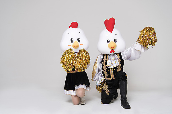 포토 JPG 스튜디오촬영 전신 여자 남자 응원 새해 실내 두명 앞모습 30대 파이팅 닭띠 닭 무릎꿇기 닭캐릭터 치어리더 응원복 응원단 응원수술 닭머리 동물탈 응원단장 인형탈 성인만 정유년 국내포토 옷 뷰포인트 동물캐릭터 모션 조류 사람 내부 장년 응원용품 십이지신 탈 파일형식 2017년