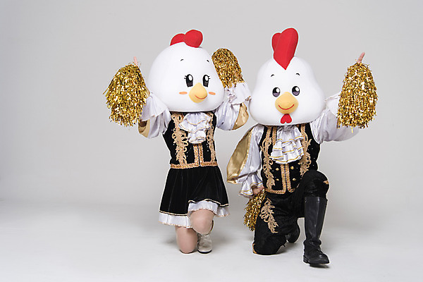 포토 JPG 스튜디오촬영 전신 여자 남자 응원 새해 실내 서기 두명 앞모습 30대 파이팅 닭띠 닭 무릎꿇기 닭캐릭터 치어리더 응원복 응원단 응원수술 닭머리 동물탈 응원단장 인형탈 성인만 정유년 국내포토 옷 뷰포인트 동물캐릭터 모션 조류 사람 내부 장년 응원용품 십이지신 탈 파일형식 2017년