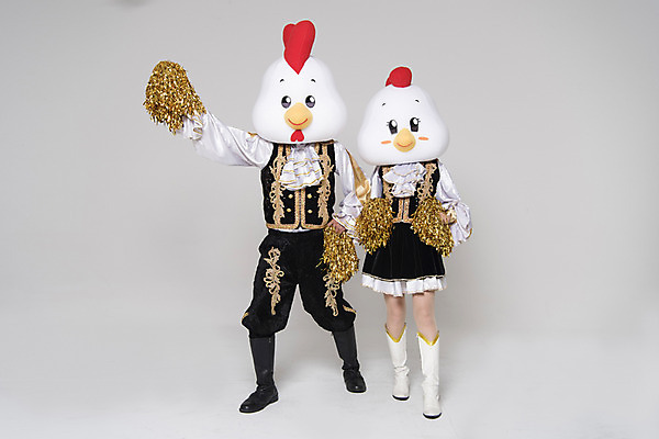 포토 JPG 스튜디오촬영 전신 여자 남자 응원 새해 실내 서기 두명 앞모습 30대 파이팅 닭띠 닭 닭캐릭터 치어리더 응원복 응원단 응원수술 닭머리 동물탈 응원단장 인형탈 성인만 정유년 국내포토 옷 뷰포인트 동물캐릭터 모션 조류 사람 내부 장년 응원용품 십이지신 탈 파일형식 2017년