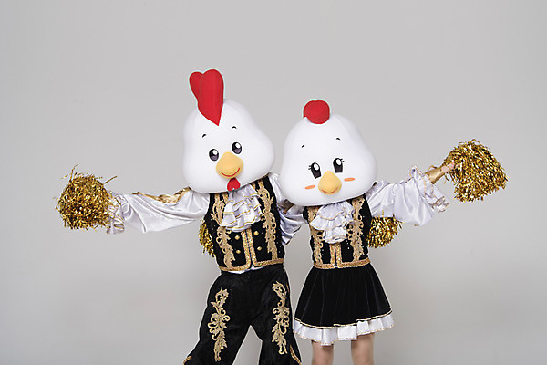 포토 JPG 스튜디오촬영 여자 남자 응원 새해 실내 서기 상반신 두명 앞모습 30대 파이팅 닭띠 닭 닭캐릭터 치어리더 응원복 응원단 응원수술 닭머리 동물탈 응원단장 인형탈 성인만 정유년 국내포토 옷 뷰포인트 동물캐릭터 모션 조류 사람 내부 장년 응원용품 십이지신 탈 파일형식 2017년