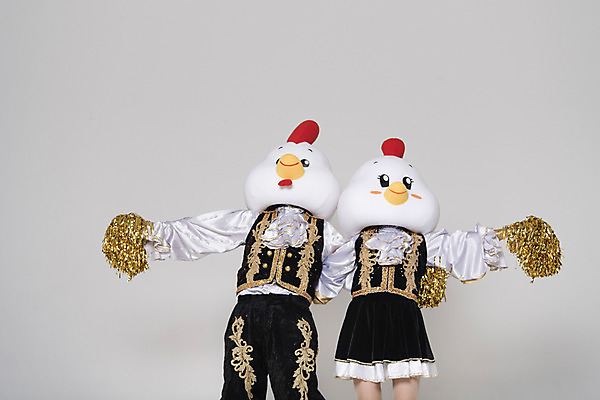 포토 JPG 스튜디오촬영 여자 남자 응원 새해 실내 서기 상반신 두명 앞모습 30대 파이팅 닭띠 닭 닭캐릭터 치어리더 응원복 응원단 응원수술 닭머리 동물탈 응원단장 인형탈 성인만 정유년 국내포토 옷 뷰포인트 동물캐릭터 모션 조류 사람 내부 장년 응원용품 십이지신 탈 파일형식 2017년