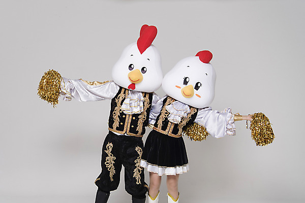 포토 JPG 스튜디오촬영 여자 남자 응원 새해 실내 서기 상반신 두명 앞모습 30대 파이팅 닭띠 닭 닭캐릭터 치어리더 응원복 응원단 응원수술 닭머리 동물탈 응원단장 인형탈 성인만 정유년 국내포토 옷 뷰포인트 동물캐릭터 모션 조류 사람 내부 장년 응원용품 십이지신 탈 파일형식 2017년