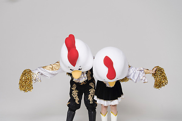 포토 JPG 스튜디오촬영 여자 남자 응원 새해 실내 서기 상반신 두명 앞모습 30대 파이팅 닭띠 닭 닭캐릭터 치어리더 응원복 응원단 응원수술 닭머리 동물탈 응원단장 인형탈 성인만 정유년 국내포토 옷 뷰포인트 동물캐릭터 모션 조류 사람 내부 장년 응원용품 십이지신 탈 파일형식 2017년