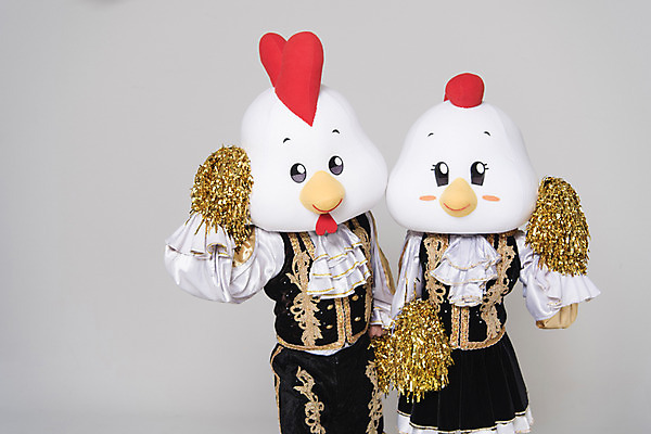 포토 JPG 스튜디오촬영 여자 남자 응원 새해 실내 서기 상반신 두명 앞모습 30대 파이팅 닭띠 닭 닭캐릭터 치어리더 응원복 응원단 응원수술 닭머리 동물탈 응원단장 인형탈 성인만 정유년 국내포토 옷 뷰포인트 동물캐릭터 모션 조류 사람 내부 장년 응원용품 십이지신 탈 파일형식 2017년