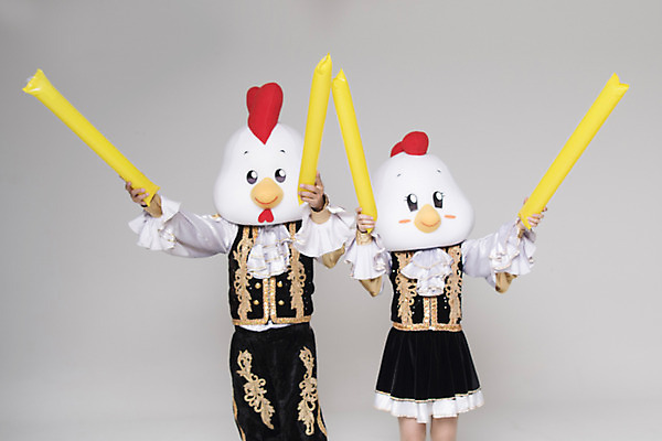 포토 JPG 스튜디오촬영 여자 남자 응원 새해 실내 서기 상반신 두명 앞모습 30대 파이팅 닭띠 닭 닭캐릭터 치어리더 응원복 응원단 막대풍선 닭머리 동물탈 응원단장 인형탈 성인만 정유년 국내포토 옷 뷰포인트 동물캐릭터 모션 조류 사람 내부 장년 응원용품 십이지신 탈 풍선 파일형식 2017년