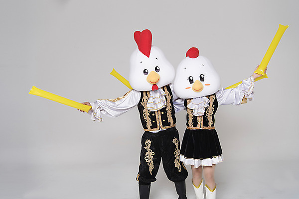 포토 JPG 스튜디오촬영 여자 남자 응원 새해 실내 서기 상반신 두명 앞모습 30대 파이팅 닭띠 닭 닭캐릭터 치어리더 응원복 응원단 막대풍선 닭머리 동물탈 응원단장 인형탈 성인만 정유년 국내포토 옷 뷰포인트 동물캐릭터 모션 조류 사람 내부 장년 응원용품 십이지신 탈 풍선 파일형식 2017년