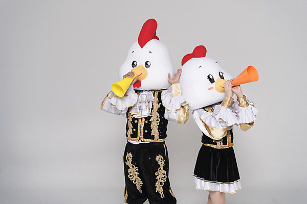 포토 JPG 스튜디오촬영 여자 남자 응원 새해 실내 서기 상반신 두명 앞모습 30대 파이팅 확성기 외침 닭띠 닭 닭캐릭터 치어리더 응원복 응원단 막대풍선 닭머리 동물탈 응원단장 인형탈 성인만 정유년 국내포토 옷 뷰포인트 동물캐릭터 모션 조류 사람 내부 장년 소리 응원용품 십이지신 탈 풍선 파일형식 2017년