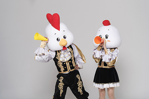 포토 JPG 스튜디오촬영 여자 남자 응원 새해 실내 서기 상반신 두명 앞모습 30대 파이팅 확성기 외침 닭띠 닭 닭캐릭터 치어리더 응원복 응원단 닭머리 동물탈 응원단장 인형탈 성인만 정유년 국내포토 옷 뷰포인트 동물캐릭터 모션 조류 사람 내부 장년 소리 십이지신 탈 파일형식 2017년