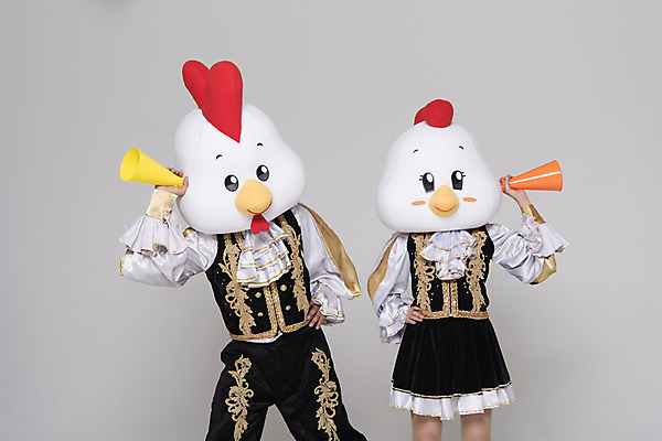 포토 JPG 스튜디오촬영 여자 남자 응원 새해 실내 서기 상반신 두명 앞모습 30대 파이팅 확성기 외침 닭띠 닭 닭캐릭터 치어리더 응원복 응원단 닭머리 동물탈 응원단장 인형탈 성인만 정유년 국내포토 옷 뷰포인트 동물캐릭터 모션 조류 사람 내부 장년 소리 십이지신 탈 파일형식 2017년