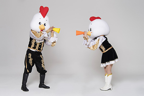 포토 JPG 스튜디오촬영 전신 여자 남자 응원 새해 실내 서기 두명 앞모습 30대 파이팅 확성기 외침 닭띠 닭 닭캐릭터 치어리더 응원복 응원단 닭머리 동물탈 응원단장 인형탈 성인만 정유년 국내포토 옷 뷰포인트 동물캐릭터 모션 조류 사람 내부 장년 소리 십이지신 탈 파일형식 2017년