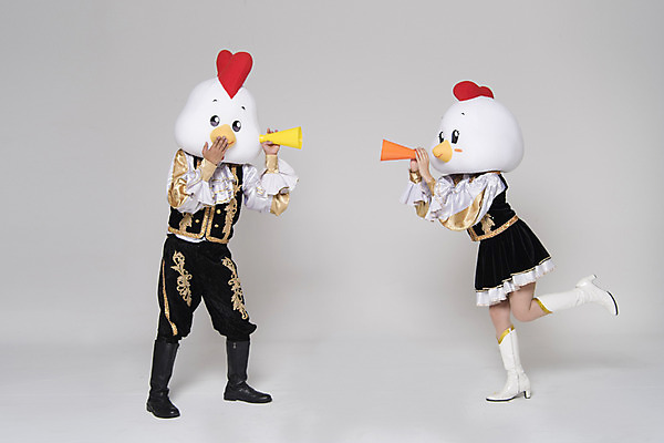 포토 JPG 스튜디오촬영 전신 여자 남자 응원 새해 실내 서기 두명 앞모습 30대 파이팅 확성기 외침 닭띠 닭 닭캐릭터 치어리더 응원복 응원단 닭머리 동물탈 응원단장 인형탈 성인만 정유년 국내포토 옷 뷰포인트 동물캐릭터 모션 조류 사람 내부 장년 소리 십이지신 탈 파일형식 2017년