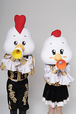 포토 JPG 스튜디오촬영 여자 남자 응원 새해 실내 서기 상반신 두명 앞모습 30대 파이팅 확성기 외침 닭띠 닭 닭캐릭터 치어리더 응원복 응원단 닭머리 동물탈 응원단장 인형탈 성인만 정유년 국내포토 옷 뷰포인트 동물캐릭터 모션 조류 사람 내부 장년 소리 십이지신 탈 파일형식 2017년