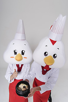 포토 JPG 스튜디오촬영 여자 남자 여름음식 새해 실내 들기 상반신 두명 앞모습 30대 요리사 닭띠 닭 최고 조리복 닭캐릭터 삼계탕 닭머리 동물탈 인형탈 성인만 정유년 제철음식 국내포토 직업 음식 뷰포인트 동물캐릭터 유니폼 모션 조류 사람 내부 장년 십이지신 탈 보양식 제철 파일형식 2017년 여름_계절