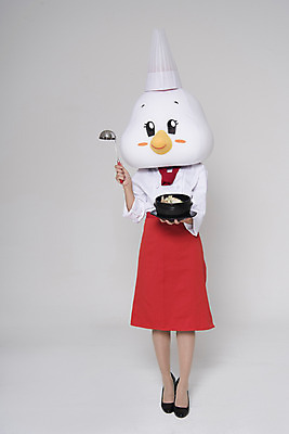 포토 JPG 스튜디오촬영 전신 여자 여름음식 새해 실내 한명 들기 앞모습 30대 요리사 닭띠 닭 조리복 국자 닭캐릭터 삼계탕 닭머리 동물탈 망국자 인형탈 성인여자한명만 정유년 제철음식 국내포토 직업 1 음식 뷰포인트 동물캐릭터 유니폼 모션 조류 주방용품 사람 내부 장년 십이지신 탈 보양식 제철 여자한명만 성인여자만 파일형식 2017년 여름_계절