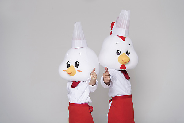 포토 JPG 스튜디오촬영 여자 남자 새해 실내 상반신 두명 앞모습 30대 요리사 닭띠 닭 최고 조리복 닭캐릭터 닭머리 동물탈 인형탈 성인만 정유년 국내포토 직업 뷰포인트 동물캐릭터 유니폼 조류 사람 내부 장년 십이지신 탈 파일형식 2017년