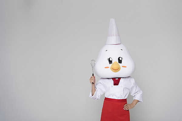 포토 JPG 스튜디오촬영 여자 새해 실내 한명 들기 상반신 앞모습 30대 요리사 닭띠 닭 조리복 닭캐릭터 거품기 닭머리 동물탈 인형탈 성인여자한명만 정유년 국내포토 직업 1 뷰포인트 동물캐릭터 유니폼 모션 조류 주방용품 사람 내부 장년 십이지신 탈 여자한명만 성인여자만 파일형식 2017년