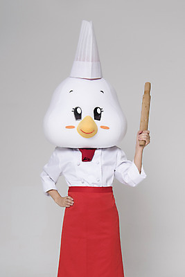 포토 JPG 스튜디오촬영 여자 새해 실내 한명 들기 상반신 앞모습 30대 요리사 닭띠 닭 조리복 닭캐릭터 밀대 닭머리 동물탈 인형탈 성인여자한명만 정유년 국내포토 직업 1 뷰포인트 동물캐릭터 유니폼 모션 조류 주방용품 사람 내부 장년 십이지신 탈 여자한명만 성인여자만 파일형식 2017년