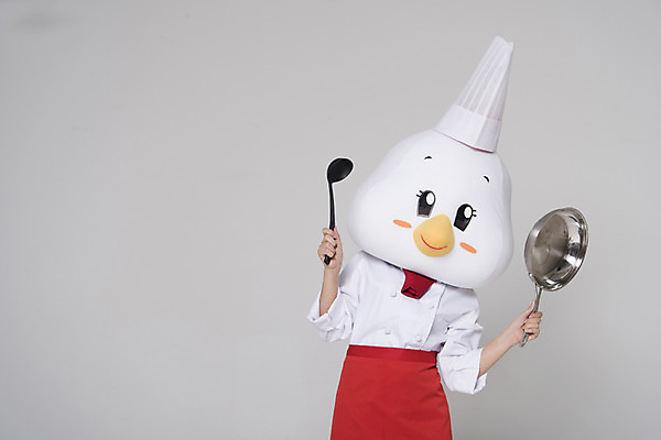 포토 JPG 스튜디오촬영 여자 새해 실내 한명 들기 상반신 앞모습 30대 요리사 닭띠 닭 프라이팬 조리복 국자 닭캐릭터 닭머리 동물탈 인형탈 성인여자한명만 정유년 국내포토 직업 1 뷰포인트 동물캐릭터 유니폼 모션 조류 주방용품 사람 내부 장년 십이지신 탈 여자한명만 성인여자만 파일형식 2017년