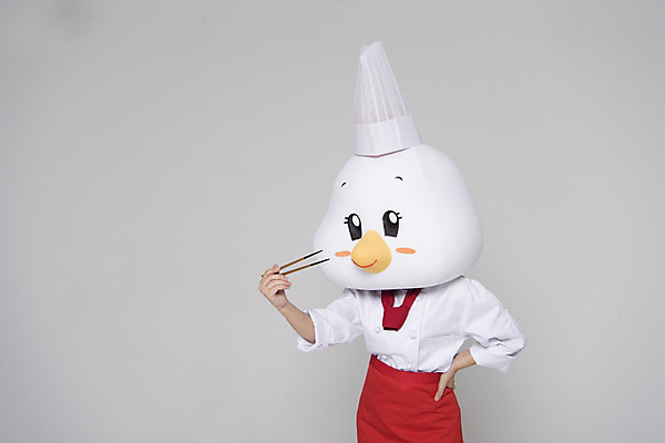 포토 JPG 스튜디오촬영 여자 젓가락 새해 실내 한명 상반신 앞모습 30대 요리사 닭띠 닭 조리복 닭캐릭터 닭머리 동물탈 인형탈 성인여자한명만 정유년 국내포토 직업 1 뷰포인트 동물캐릭터 유니폼 조류 수저 사람 내부 장년 십이지신 탈 여자한명만 성인여자만 파일형식 2017년