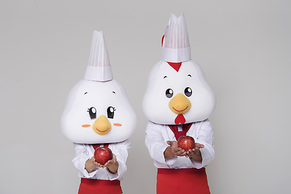 포토 JPG 스튜디오촬영 여자 남자 새해 실내 들기 상반신 두명 앞모습 30대 요리사 닭띠 닭 사과 조리복 닭캐릭터 닭머리 동물탈 인형탈 성인만 정유년 국내포토 직업 뷰포인트 동물캐릭터 유니폼 과일 모션 조류 사람 내부 장년 십이지신 탈 파일형식 2017년