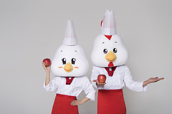 포토 JPG 스튜디오촬영 여자 남자 새해 실내 들기 상반신 두명 앞모습 30대 요리사 닭띠 닭 사과 조리복 닭캐릭터 닭머리 동물탈 인형탈 성인만 정유년 국내포토 직업 뷰포인트 동물캐릭터 유니폼 과일 모션 조류 사람 내부 장년 십이지신 탈 파일형식 2017년