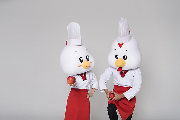 포토 JPG 스튜디오촬영 여자 남자 새해 실내 들기 상반신 두명 앞모습 30대 요리사 닭띠 닭 사과 조리복 닭캐릭터 닭머리 동물탈 인형탈 성인만 정유년 국내포토 직업 뷰포인트 동물캐릭터 유니폼 과일 모션 조류 사람 내부 장년 십이지신 탈 파일형식 2017년