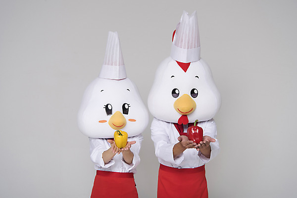 포토 JPG 스튜디오촬영 여자 남자 새해 파프리카 실내 들기 상반신 두명 앞모습 30대 요리사 닭띠 닭 조리복 닭캐릭터 닭머리 동물탈 인형탈 성인만 정유년 국내포토 직업 뷰포인트 동물캐릭터 유니폼 채소 모션 조류 사람 내부 장년 십이지신 탈 파일형식 2017년