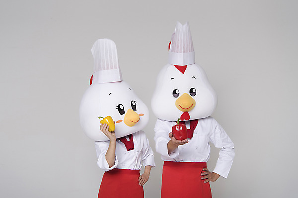 포토 JPG 스튜디오촬영 여자 남자 새해 파프리카 실내 들기 상반신 두명 앞모습 30대 요리사 닭띠 닭 조리복 닭캐릭터 닭머리 동물탈 인형탈 성인만 정유년 국내포토 직업 뷰포인트 동물캐릭터 유니폼 채소 모션 조류 사람 내부 장년 십이지신 탈 파일형식 2017년