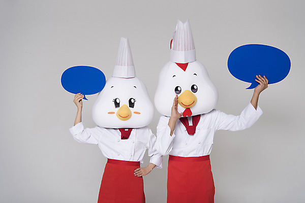 포토 JPG 스튜디오촬영 여자 남자 말풍선 새해 프레임 실내 들기 상반신 두명 앞모습 30대 요리사 닭띠 닭 조리복 닭캐릭터 닭머리 동물탈 인형탈 성인만 정유년 국내포토 직업 뷰포인트 동물캐릭터 유니폼 모션 조류 사람 내부 장년 십이지신 탈 파일형식 2017년
