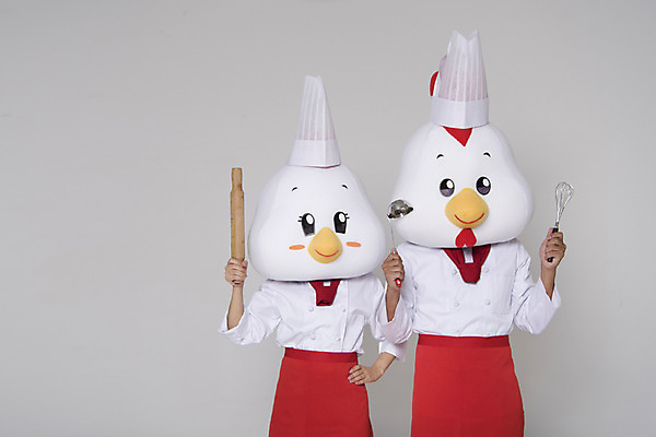 포토 JPG 스튜디오촬영 여자 남자 주방용품 새해 실내 들기 상반신 두명 앞모습 30대 요리사 닭띠 닭 조리복 닭캐릭터 닭머리 동물탈 인형탈 성인만 정유년 국내포토 직업 뷰포인트 동물캐릭터 생활용품 유니폼 모션 조류 사람 내부 장년 십이지신 탈 파일형식 2017년