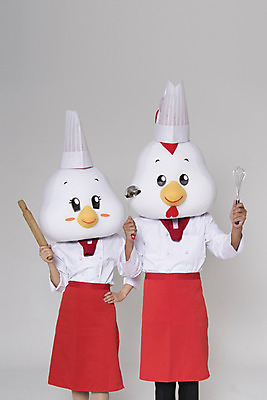 포토 JPG 스튜디오촬영 여자 남자 주방용품 새해 실내 들기 상반신 두명 앞모습 30대 요리사 닭띠 닭 조리복 닭캐릭터 닭머리 동물탈 인형탈 성인만 정유년 국내포토 직업 뷰포인트 동물캐릭터 생활용품 유니폼 모션 조류 사람 내부 장년 십이지신 탈 파일형식 2017년