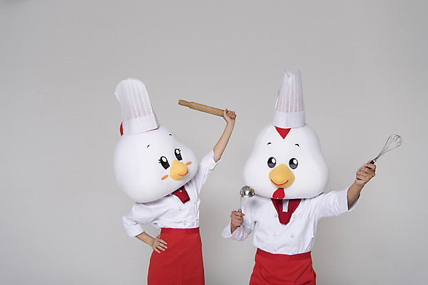 포토 JPG 스튜디오촬영 여자 남자 주방용품 새해 실내 들기 상반신 두명 앞모습 30대 요리사 닭띠 닭 조리복 닭캐릭터 닭머리 동물탈 인형탈 성인만 정유년 국내포토 직업 뷰포인트 동물캐릭터 생활용품 유니폼 모션 조류 사람 내부 장년 십이지신 탈 파일형식 2017년