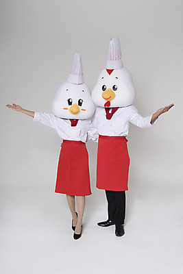 포토 JPG 스튜디오촬영 전신 여자 남자 팔벌리기 새해 실내 두명 앞모습 30대 요리사 닭띠 닭 조리복 닭캐릭터 닭머리 동물탈 인형탈 성인만 정유년 국내포토 직업 뷰포인트 동물캐릭터 유니폼 모션 조류 사람 내부 장년 십이지신 탈 파일형식 2017년