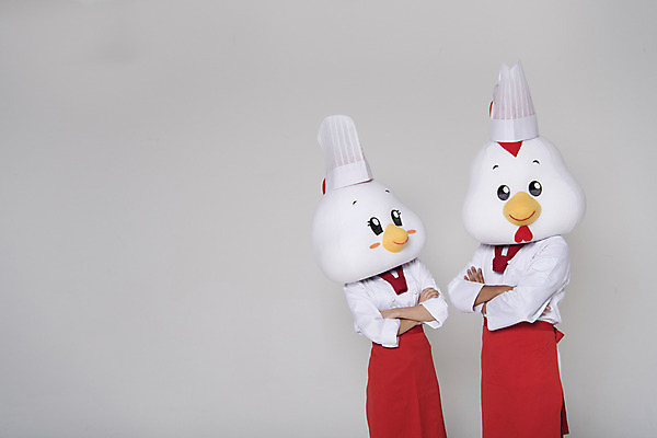 포토 JPG 스튜디오촬영 여자 남자 새해 실내 상반신 두명 앞모습 30대 팔짱 요리사 닭띠 닭 조리복 닭캐릭터 닭머리 동물탈 인형탈 성인만 정유년 국내포토 직업 뷰포인트 동물캐릭터 유니폼 모션 조류 사람 내부 장년 십이지신 탈 파일형식 2017년