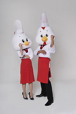 포토 JPG 스튜디오촬영 전신 여자 남자 새해 실내 두명 앞모습 30대 요리사 파이팅 닭띠 닭 조리복 닭캐릭터 닭머리 동물탈 인형탈 성인만 정유년 국내포토 직업 뷰포인트 동물캐릭터 유니폼 모션 조류 사람 내부 장년 십이지신 탈 파일형식 2017년