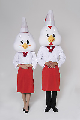 포토 JPG 스튜디오촬영 전신 여자 남자 새해 실내 두명 앞모습 30대 요리사 닭띠 닭 조리복 닭캐릭터 손모으기 닭머리 동물탈 인형탈 성인만 정유년 국내포토 직업 뷰포인트 동물캐릭터 유니폼 조류 사람 손짓 내부 장년 십이지신 탈 파일형식 2017년