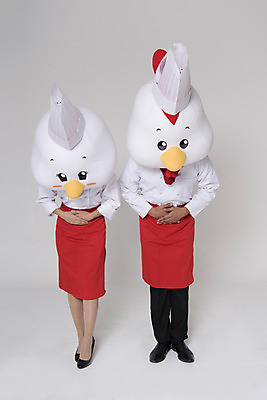 포토 JPG 스튜디오촬영 전신 여자 남자 새해 실내 두명 앞모습 옆모습 30대 요리사 인사 닭띠 닭 조리복 닭캐릭터 닭머리 동물탈 인형탈 성인만 정유년 국내포토 직업 뷰포인트 동물캐릭터 유니폼 조류 사람 내부 장년 십이지신 예절 탈 파일형식 2017년