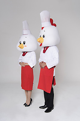 포토 JPG 스튜디오촬영 전신 여자 남자 새해 실내 두명 옆모습 30대 요리사 닭띠 닭 조리복 닭캐릭터 손모으기 닭머리 동물탈 인형탈 성인만 정유년 국내포토 직업 뷰포인트 동물캐릭터 유니폼 조류 사람 손짓 내부 장년 십이지신 탈 파일형식 2017년