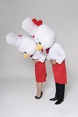 포토 JPG 스튜디오촬영 전신 여자 남자 새해 실내 두명 옆모습 30대 요리사 인사 닭띠 닭 조리복 닭캐릭터 닭머리 동물탈 인형탈 성인만 정유년 국내포토 직업 뷰포인트 동물캐릭터 유니폼 조류 사람 내부 장년 십이지신 예절 탈 파일형식 2017년