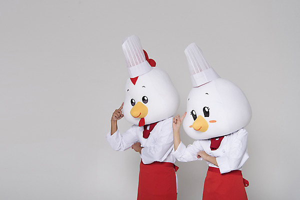 포토 JPG 스튜디오촬영 여자 남자 생각 새해 실내 상반신 두명 옆모습 30대 요리사 닭띠 닭 조리복 닭캐릭터 닭머리 동물탈 인형탈 성인만 정유년 국내포토 직업 뷰포인트 동물캐릭터 유니폼 조류 사람 내부 장년 십이지신 탈 파일형식 2017년